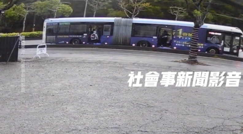 台中雙節公車故障爬坡難　中途下放乘客走分隔島換車