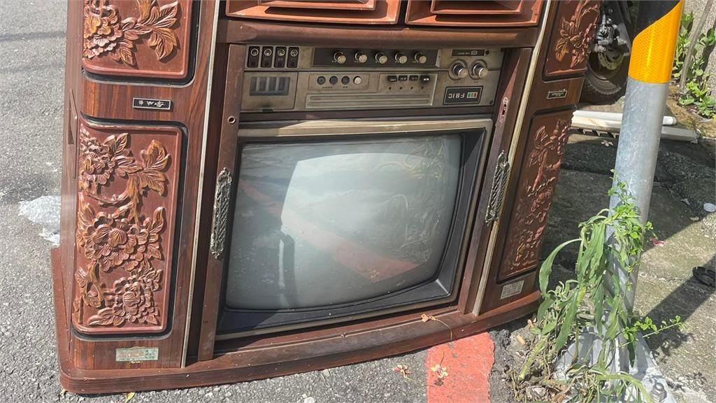 路邊驚見「阿公級」電視機被當垃圾丟！網狂喊快撿起來：很值錢