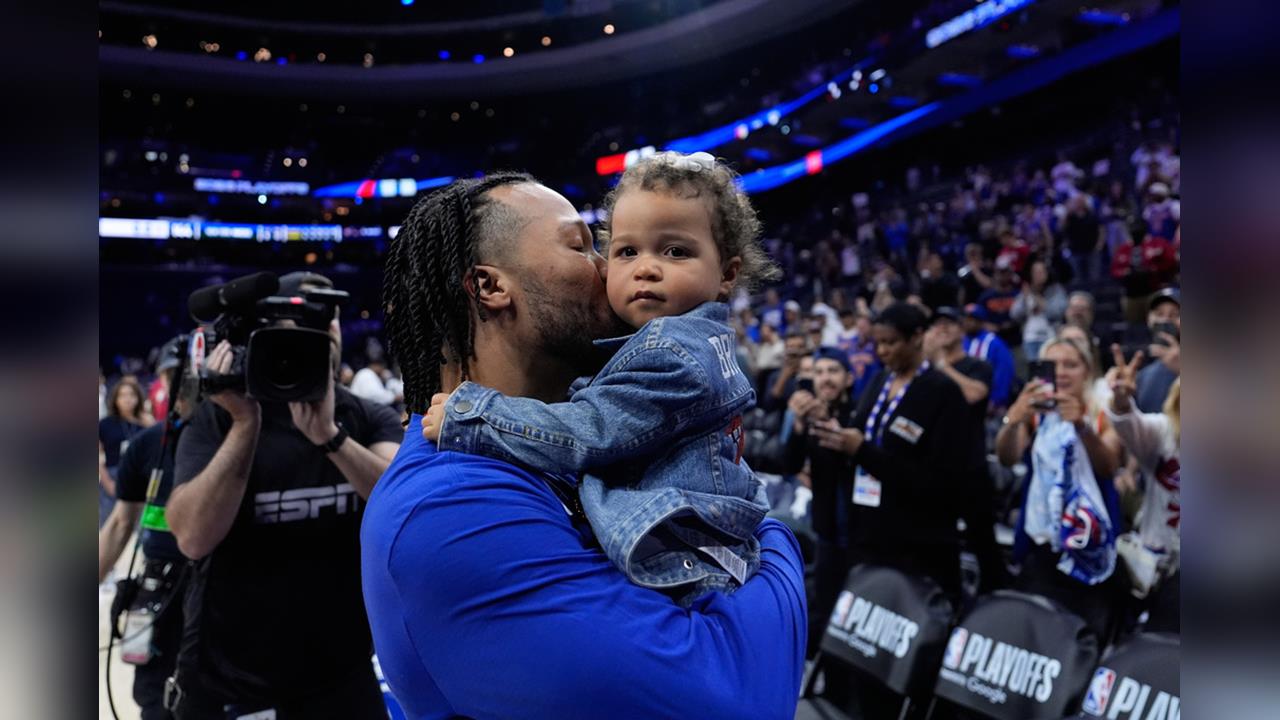 NBA(影)／一哥布朗森率尼克橫掃七六人！記者會小女兒聲聲喚爸爸鐵漢也柔情