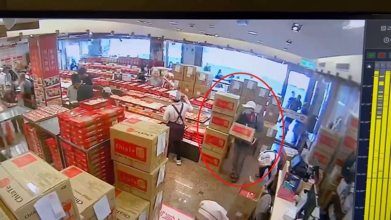 中秋節買餅人潮多！　男趁亂抱走６公斤鳳梨酥
