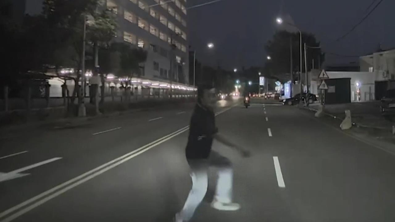 危險！男違闖雙黃線險遭撞　張涵雅：他突冒出.幸及時煞車