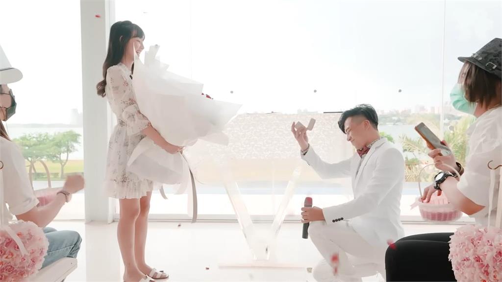 百萬YouTuber求婚儀式上揭「心中女神醜態」　影片曝光網友竟看哭喊：感動
