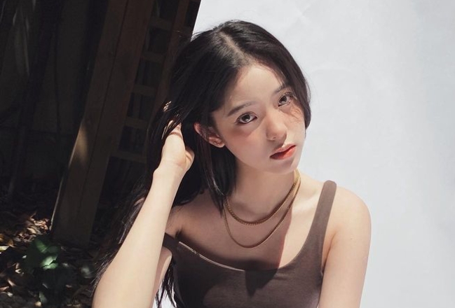 歐陽娜娜「肩帶掉一邊」好身材被看光　網急勸：衣服穿好啦！