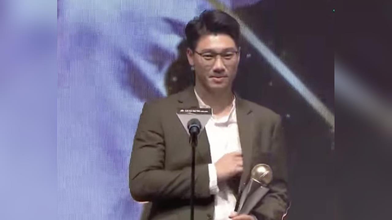 中職／化身眼鏡斯文型男上台！「小李飛刀」李振昌幽默：能拿「東山再起獎」代表我老了