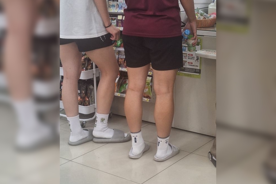 年輕人愛穿「襪子＋拖鞋」！他看到大酸：買不起鞋子？　全網曝真相