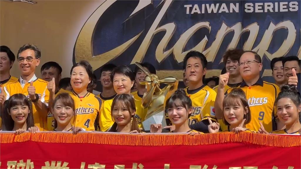 中信兄弟封王感謝祭登場　象迷們塞爆遊行路線