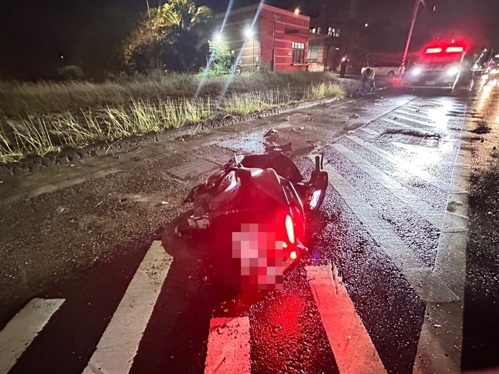 高雄男騎機車擦撞腳踏車　倒地撞上安全島身亡