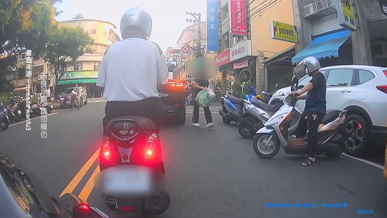 網友狂轟「太自私」！　台中女駕駛為了倒垃圾　綠燈時停路中間