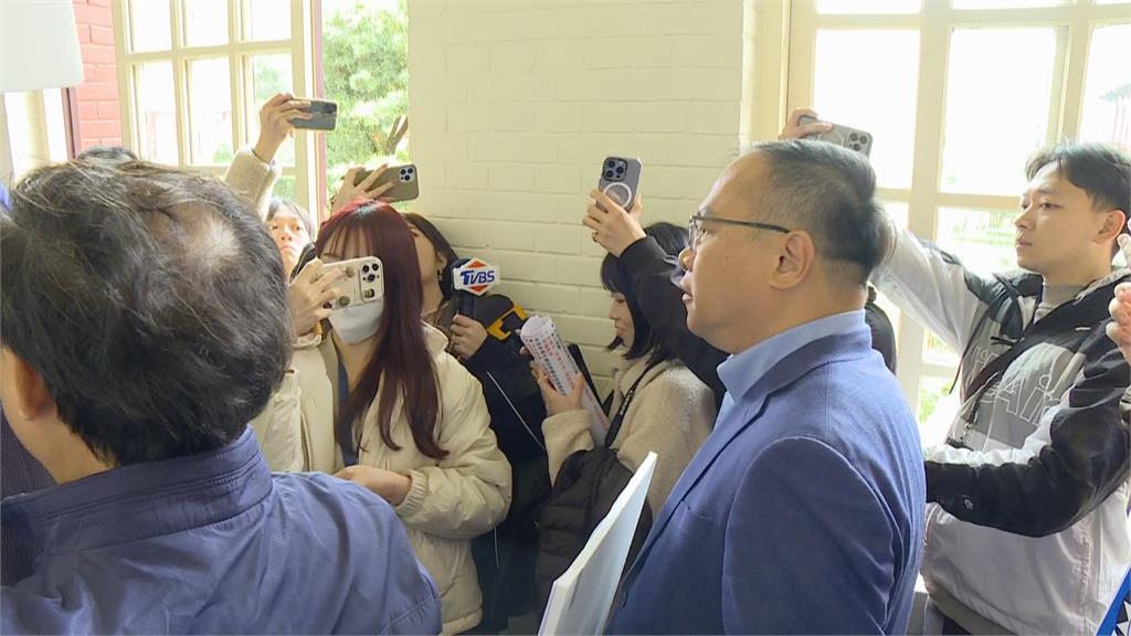 快新聞/綠委衝院長室找韓國瑜竟撲空 王義川怒吼:10點了上班了嗎