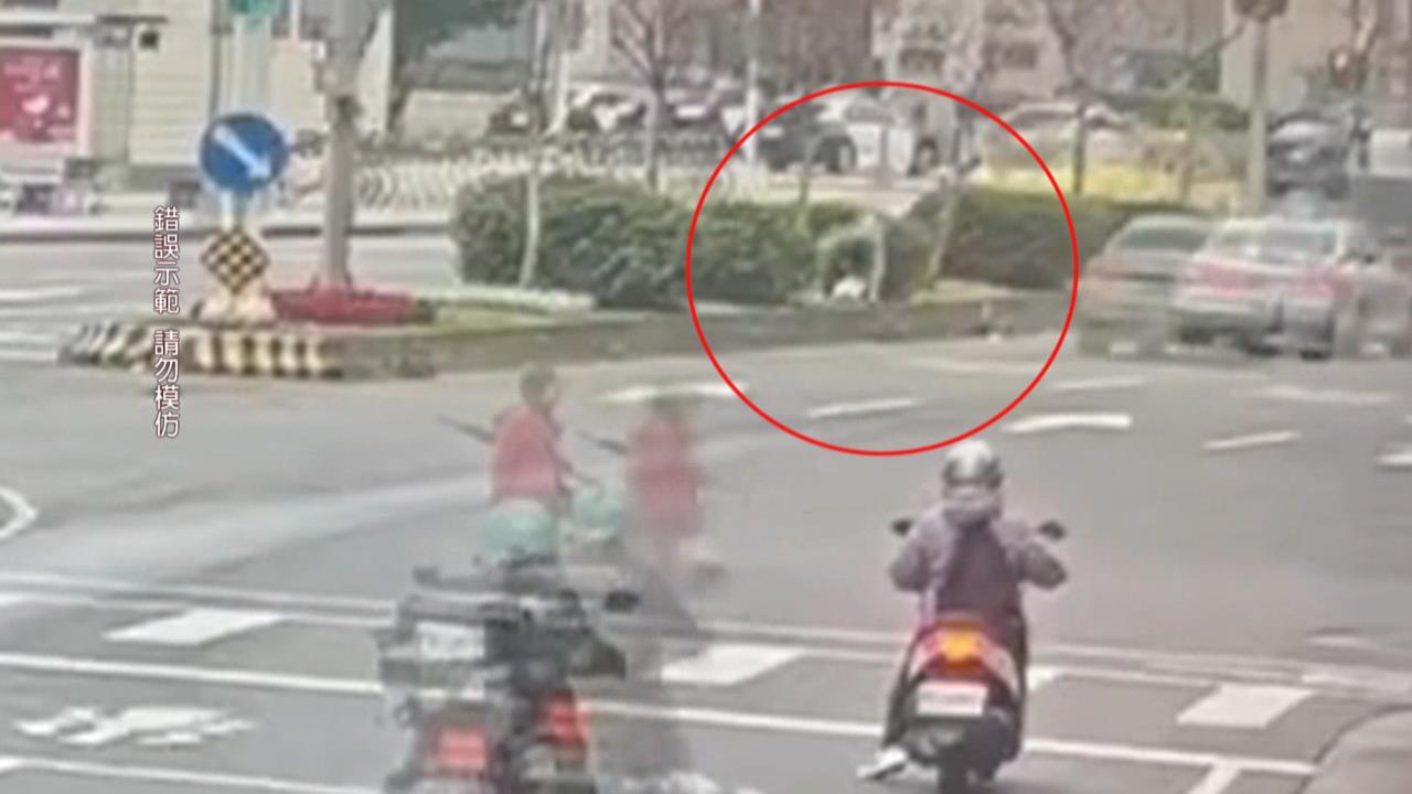 獨！６旬男警局前「分隔島燒垃圾」　目擊民眾嚇壞：以為恐攻