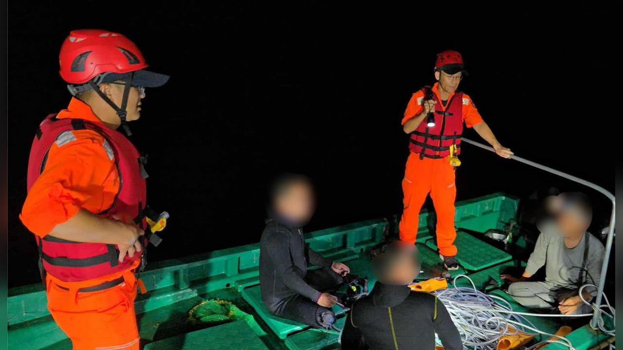 快新聞／中國漁船現身東沙環礁違法捕撈　海巡署查扣小舟、帶回3人