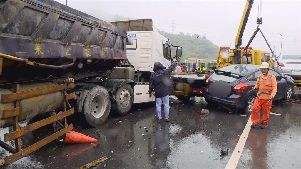 天雨路滑！台64追撞意外砂石車煞不住「橫掃鄰車」7車連環撞4傷