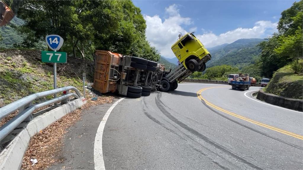 疑下山過彎車速過快！砂石車「翻覆山路」　車頭呈「翹孤輪」畫面曝光