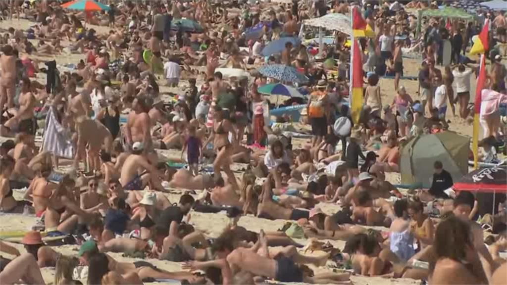 澳洲新南威爾斯再報近1600確診　雪梨海灘擠爆