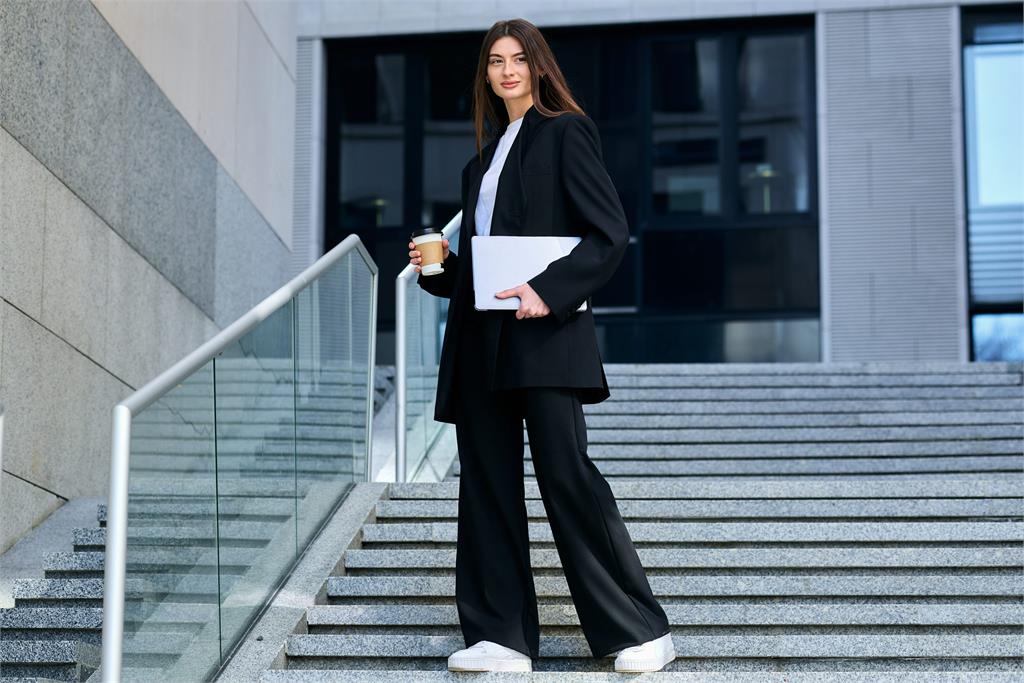 春夏西裝褲配T恤正流行 7招穿搭公式穿出走路帶風的鬆弛感