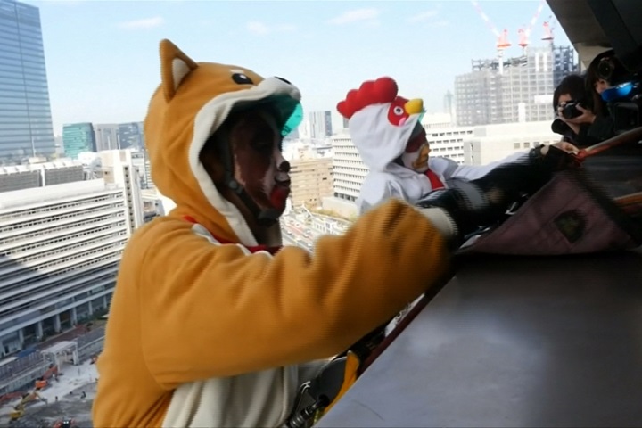 送雞迎狗慶新年 日本飯店工人變裝洗窗