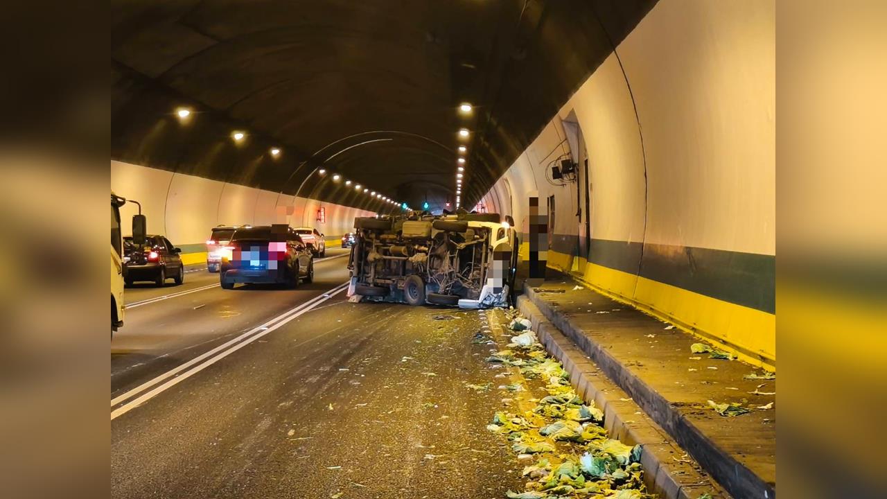 快新聞/小貨車急換車道自撞翻車 國3隧道「青菜灑滿地」