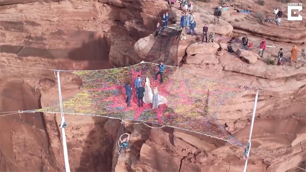極限婚禮！121公尺大峽谷見證新人愛情