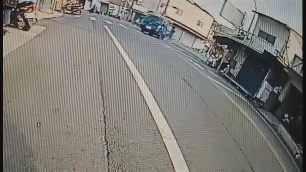 又不禮讓？！屏東男抱童過馬路　貨車轉彎疾駛疑未減速險撞上