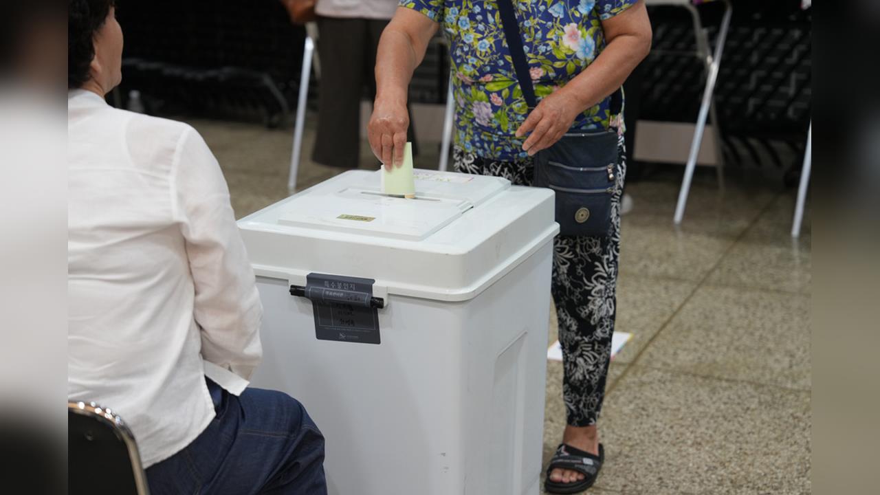 快新聞／南韓地方大選爭議延燒！票箱遭封鎖35小時　警方攻堅後才被運出