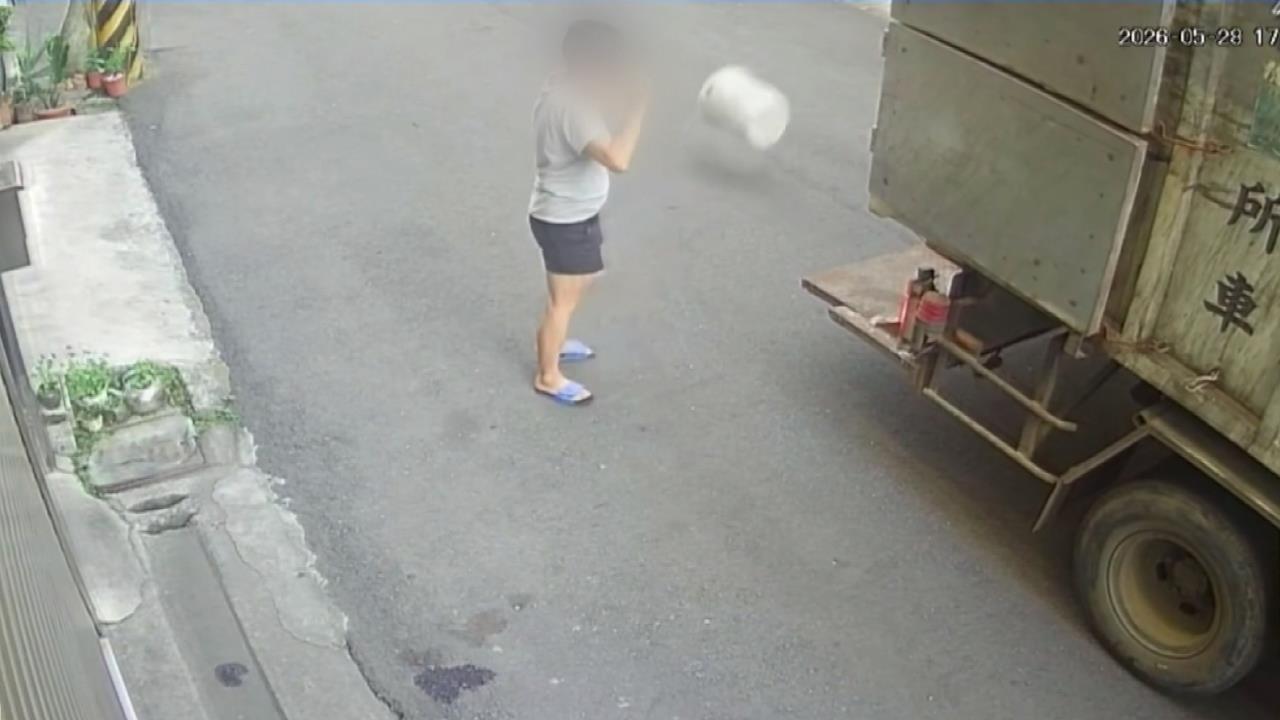 清潔隊員「丟垃圾桶」險砸人　高溫惹禍？名間鄉長陪同登門道歉