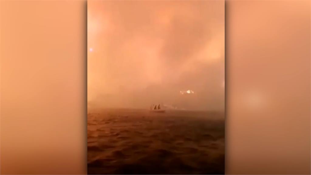 土耳其5天百場野火 火勢逼近飯店遊客搭船撤離