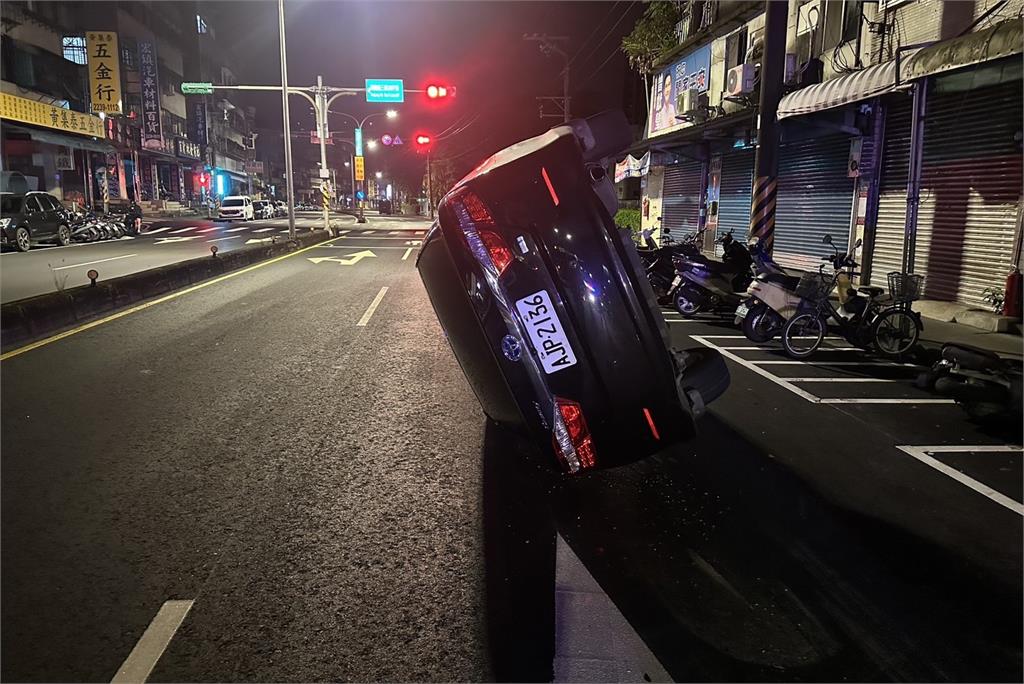 快新聞／怎麼開的？北市文山1車駕駛「自撞路旁車輛」　車身側翻「直立」路中央