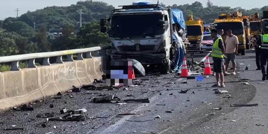 快新聞／國3苗栗南下通霄路段「砂石追撞拖吊車」　2駕駛遭撞飛慘死