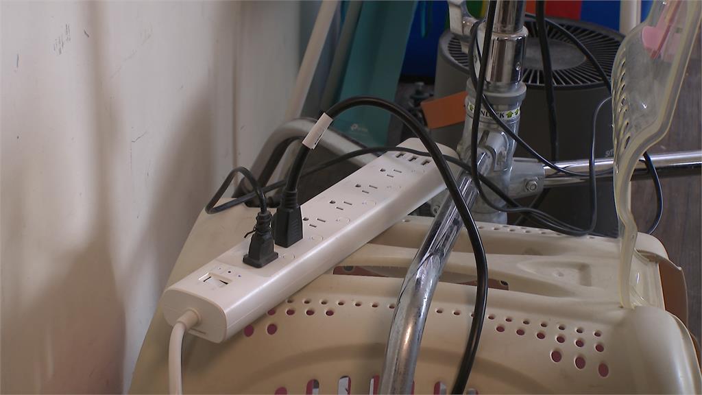 天氣太潮濕「插座口吐綠沫」怎麼辦！台電列3解方示警：小心走火釀災