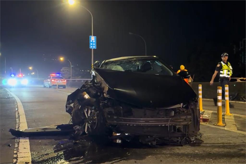 快新聞／碰！凌晨國三安坑交流道轎車自撞　駕駛「飛出車外」受傷送醫