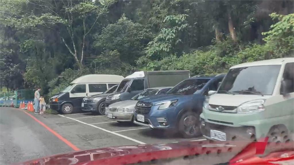 阿里山停車位不足　遊客繞圈等車位被插隊氣炸