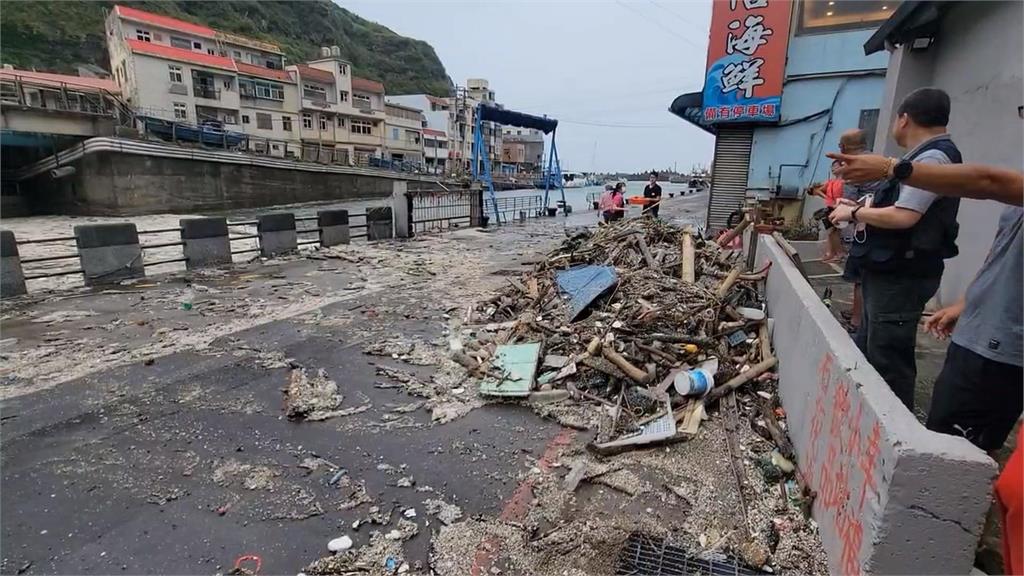 「卡努」颱風加上年度大潮　大量海漂垃圾湧入鼻頭漁港