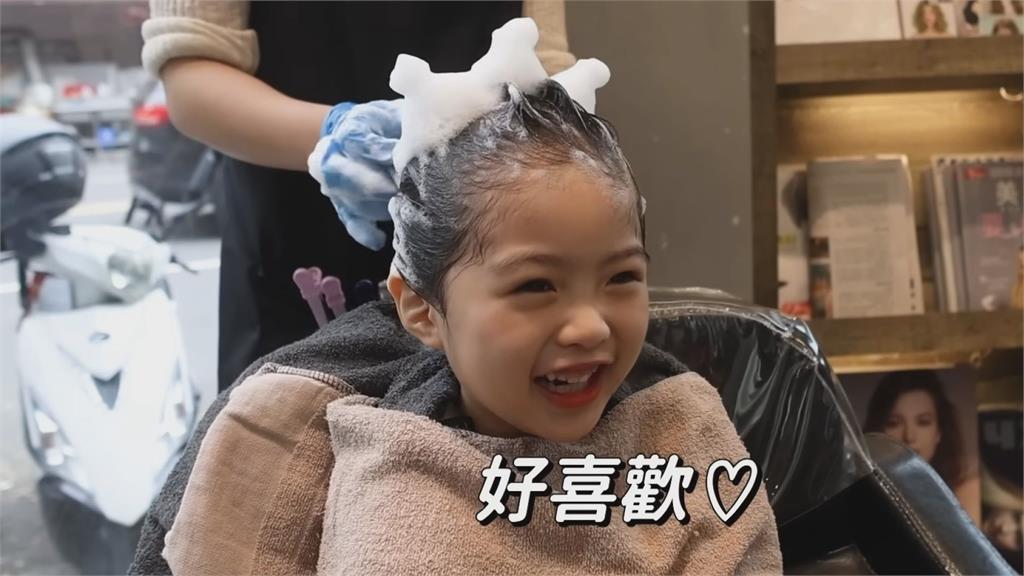 韓女童體驗台灣坐式洗頭　「秒變公主、恐龍」超可愛萌翻網：心都融化了