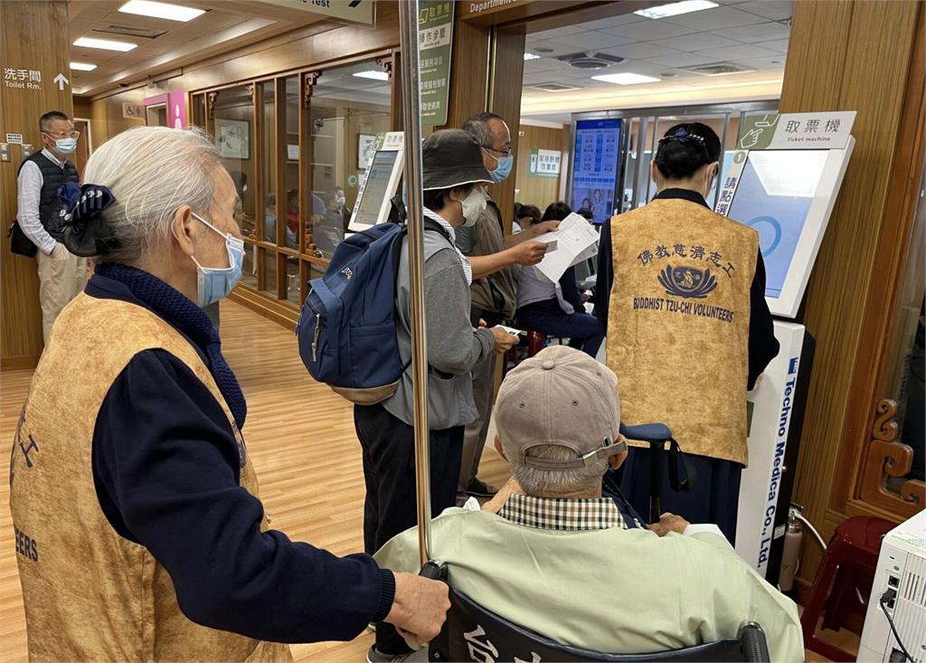 看病塞!「節後就醫潮」大爆發 醫院抽血站一上午領號破百