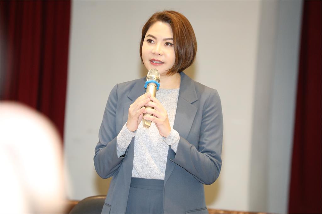 快新聞／藍委陳菁徽分享「高齡姊為同志弟拚懷孕」　遭網友炎上轟：噁心鬼故事被當美談