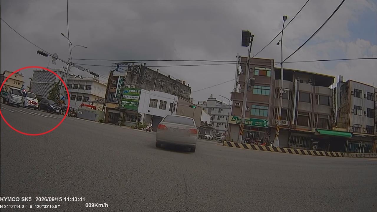 就是不讓？救護車鳴笛閃燈過路口　竟「連六台」汽機車未禮讓