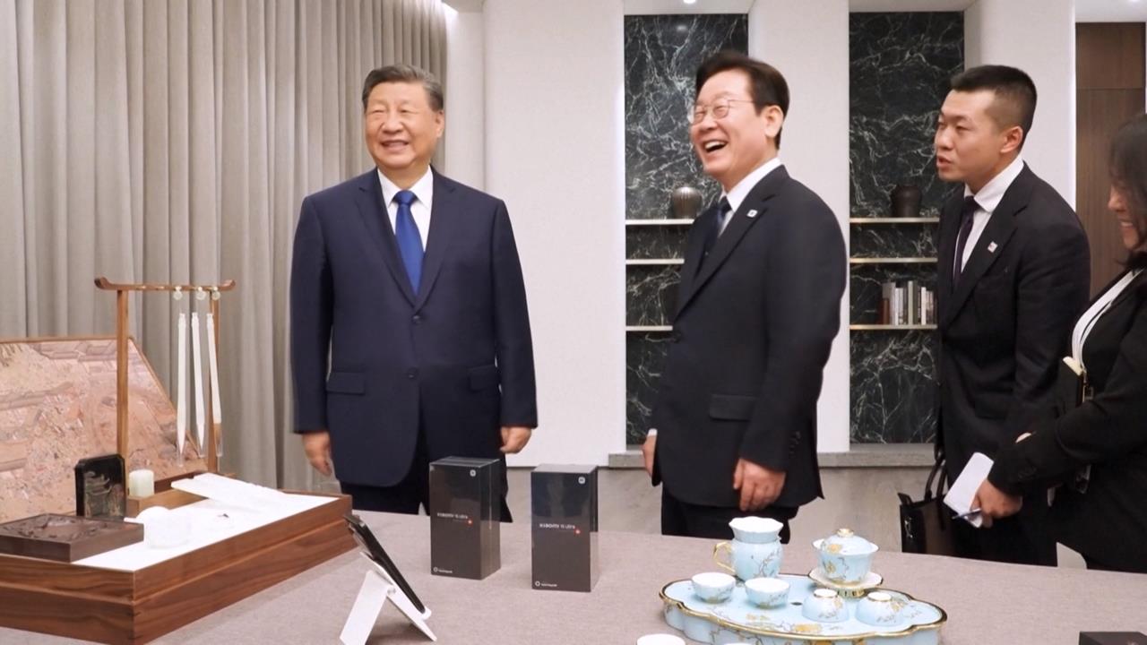 中韓峰會李在明揪習近平玩自拍 PO文稱拍到「人生照片」