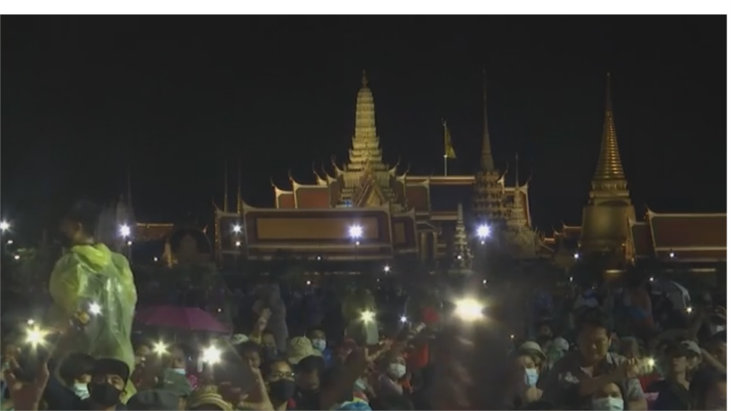 泰國學運再現大示威 群眾夜宿大皇宮前廣場