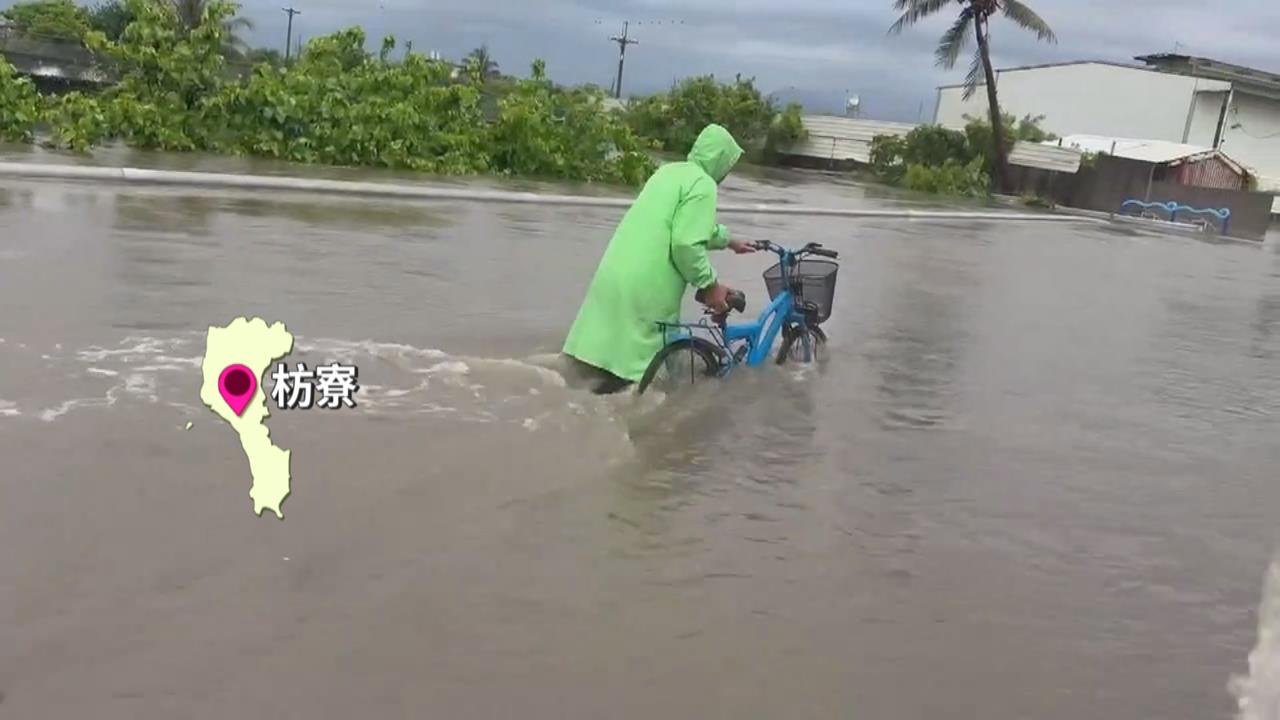 暴雨不斷屏東１４時起停班課　家長冒雨接送控「縣府慢半拍」