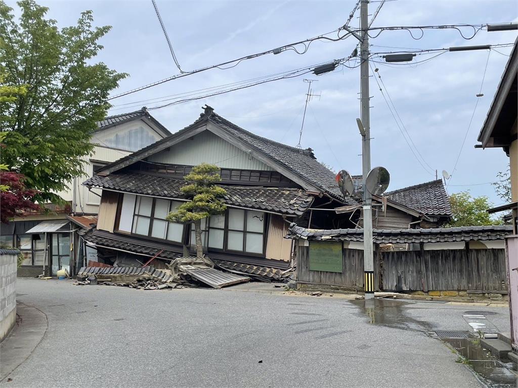 快新聞／日本強震屋倒畫面曝光！石川縣珠洲市3建物倒塌「2人受困」