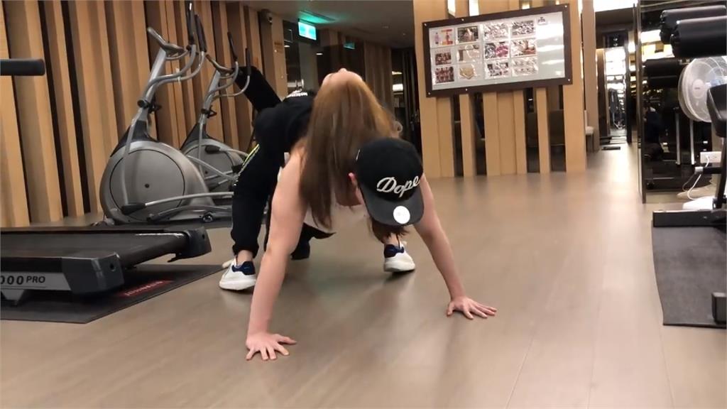 孫安佐緋聞女友曝光?揹正妹合體伏地挺身