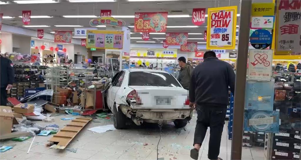 疑未停讓救護車！　轎車路口擦撞救護車再失控撞鞋店