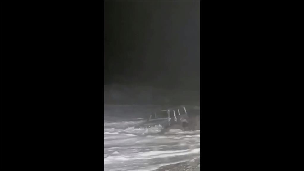 南澳16人困神秘沙灘海蝕洞　清晨空勤直升機馳援