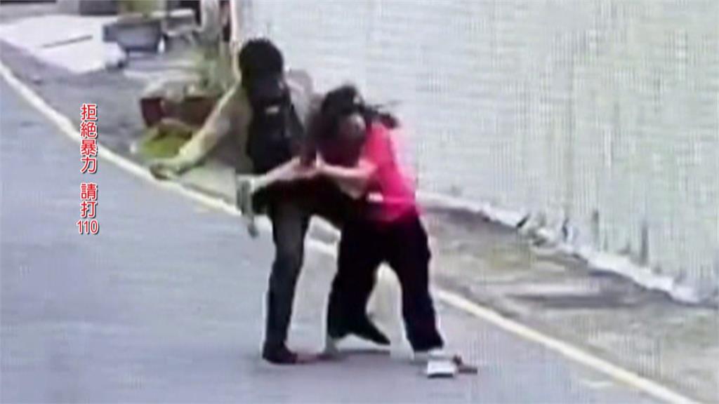懷疑女友劈腿當街「拿剪刀狂刺」　印尼女滿身血送醫