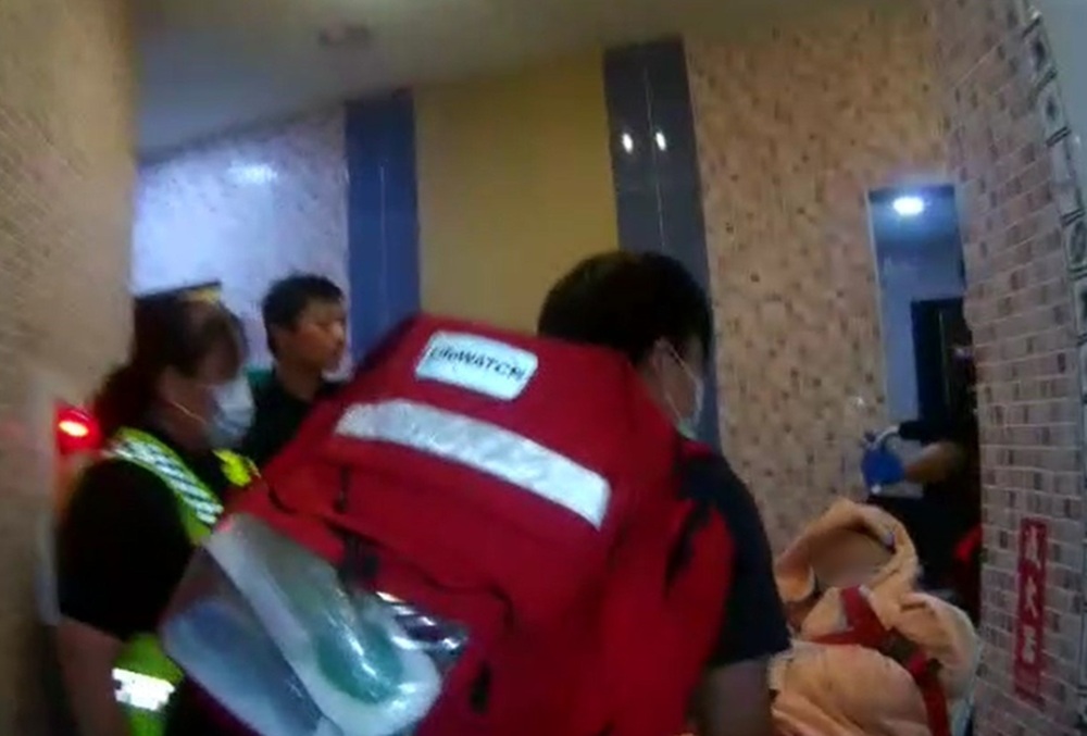 拍打房門1小時　怒報擾鄰竟是中風男在求救