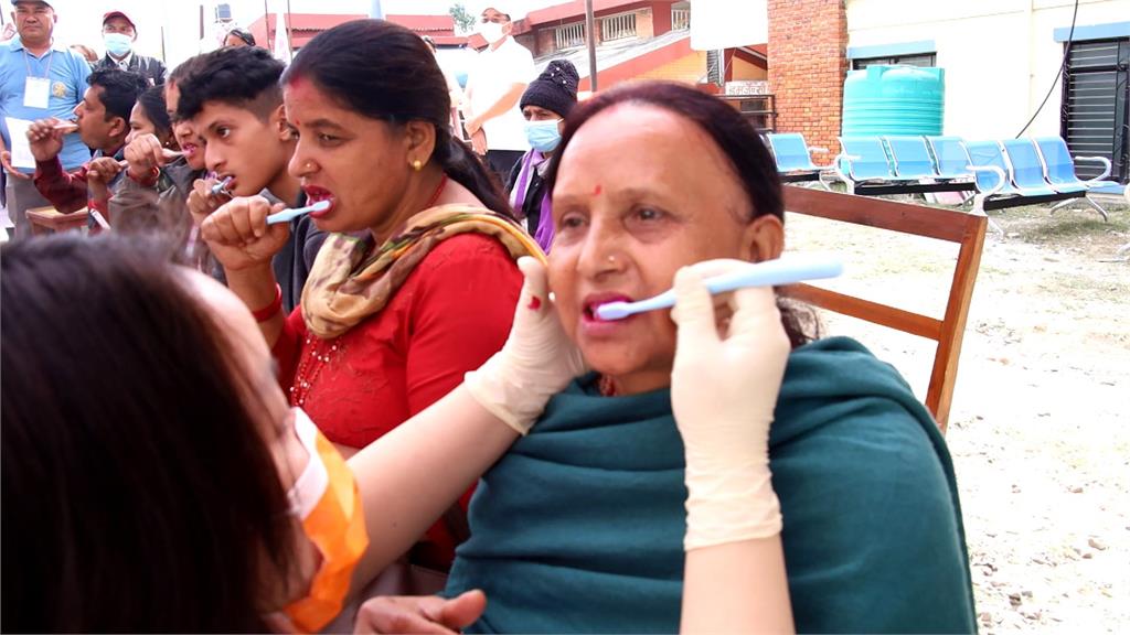 異言堂/從沒刷過牙? 台灣義診團赴尼泊爾展開口腔衛教