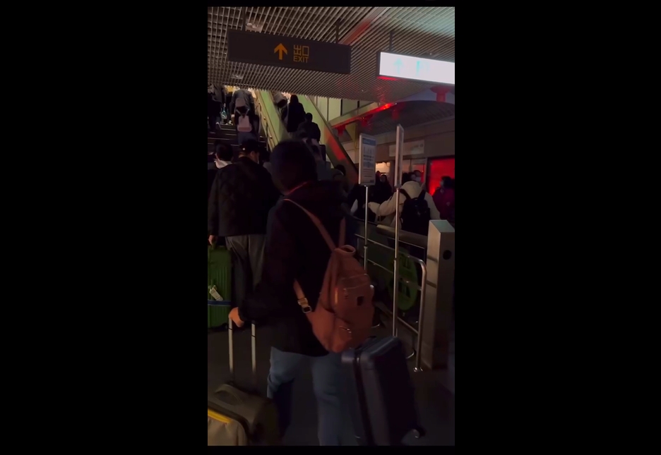 機捷跳電搭機出國超狼狽　旅客摸黑扛行李爬樓梯