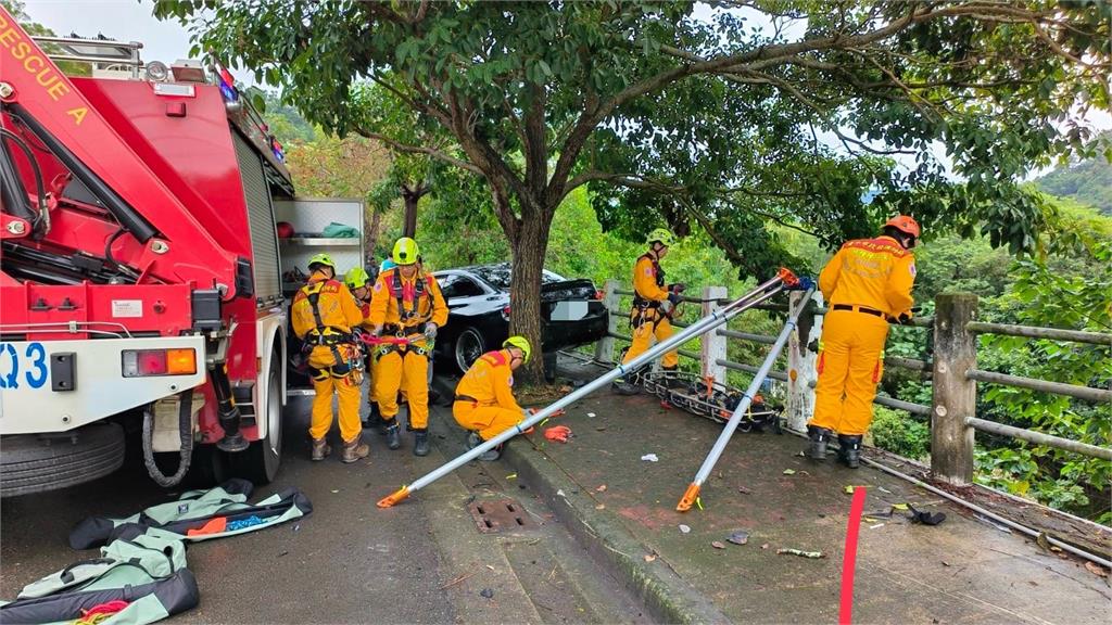 快新聞／台中大坑嚴重車禍！　女騎士掉落6米邊坡救出無生命跡象