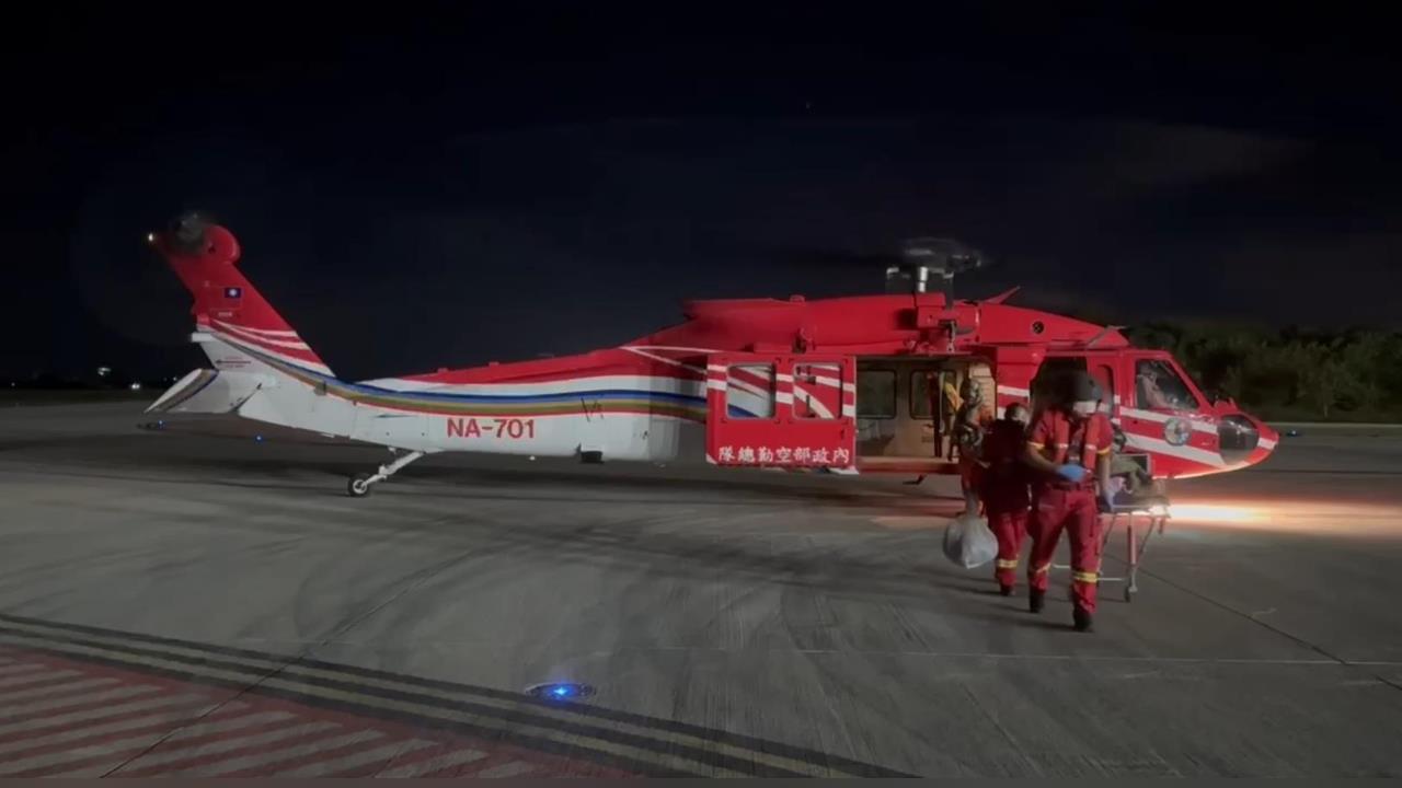 快新聞/黑鷹直升機出動!綠島人「空中轉診」 畫面曝光