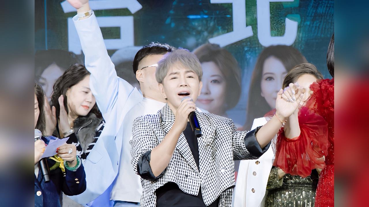 梵緯登上101開唱《一綻成名》　金融論壇秒變演唱